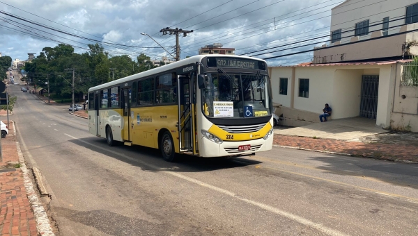 Ônibus quebra no meio da ladeira da maternidade, em Rio Branco